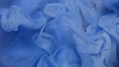 Boya suyu sıçraması. Duman bulutu. Odaklanamayan mavi renk parıldayan parıltılı su altı patlaması kabarcığı soyut sanat arkaplanı gibi hareket ettiğini gösteriyor..