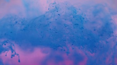 Su sıçraması. Soyut çiz. Odaklanamayan parlak sıvı, parlak mavi sıvı dumanlı bulutlar pembe ışık sanat arka planında akıyor..