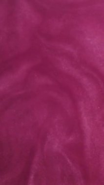 Dikey video. Parlak sıvı dokusu. Suyu boya. Odaklanmamış pembe renkli parıldayan parçacıklar parlayan buhar girdapları soyut sanat arka planı.