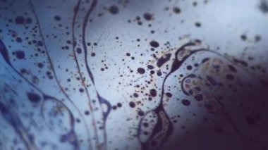 Boya karışımı. Kabarcık boyası. Odaklanmamış mavi sarı renk yağ dokusu koyu soyut sanat arka planında benzinli sıvı karıştırma hareketi.