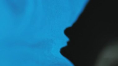 Akrilik karışımı. Sıvı lekesi. Odaklanmamış siyah mavi renk parçacıkları parlama dokusu yayılıyor hareket soyut sanat arkaplanı ortaya çıkıyor.