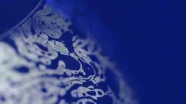 Sabun mürekkebi. Kimyasal sıvı. Odaklanmamış mavi renk kabarcık dokusu emülsiyon karışımı dalgalı hareket soyut sanat arkaplanı.