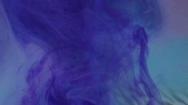 Mor duman bulutu. Mürekkep suyu karışımı. Odaklanmamış mavi renk toz parçacıkları dokusu sualtı sis akışı hareketi karanlık soyut sanat arkaplanı.