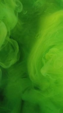 Dikey video. Yeşil duman. Mürekkep akışı. Bulanık renkli buhar dokusu yüzen bulut hareket fantazisi soyut sanat arka planı.