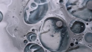 Yağ sıvısı. Boya dokusu. Odaklanmamış siyah beyaz mürekkep damlası yuvarlak lekesi. Girdap eğrisi jel dökülmesi baloncuk soyut sanat arka planı.