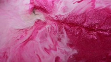 Işıl ışıl. Boya karışımı. Pembe beyaz mermer sıvı genişleme ıslak soyut arka plan yüzeyi. Parıldayan odaklanmış ciladan emülsiyon.