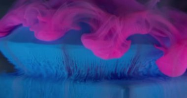 Mürekkep akıyor. Sis boyası. Mavi elmasa damlayan pembe dalga duman parçacıkları. Bulutların soyut çözünürlüğü bulanık arkaplan.