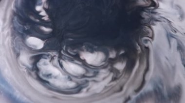 Mürekkep kanıyor. Grunge patlaması. Sıvı sanat volkanı. Beyaz gri siyah emülsiyon. Emaye yüzeyi mermer mermer kaplama açıcı..