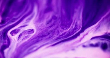 Mürekkep dalgası. Parlak sıvı karışımı. Odaklanmamış mor beyaz renk ışıl ışıl desen sıvı sıçrama hareketi soyut sanat arka planı.
