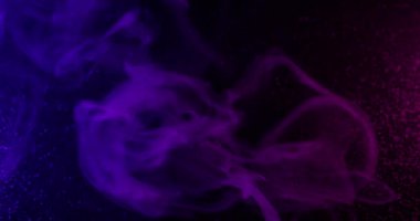 Puf boyası. Duman patlaması. Mor mavi çekim dalgası sanatsal emülsiyon yayıyor. Renkli su soyut arkaplan bulanıklığı titreşimi.