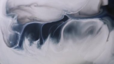 Enamel akışı. Grunge sıvısı. Beyaz boya dokusuna karışık gri leke spreyi. Kirli siyah dalga soyut arkaplan.