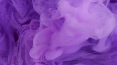 Neon sisi. Boya suyu sıçraması. Mor renkli su altı akrilik mürekkep damla sis yüzen doku dalga hareketi soyut arkaplan.