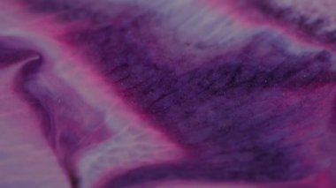 Enamel mürekkebi. Pembe sıvı. Boya akışının figüratif dokusu akrilik farklı renkler döküyor. Parlak diş minesi parlatıcı tozuyla mor akış sanatsal arka plan.