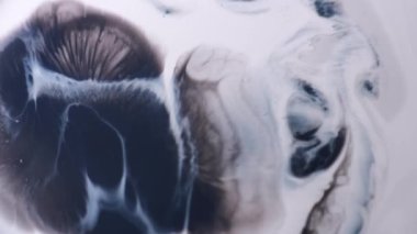 Sanat emülsiyonu. Grunge akışı. Gri mavi boya mermer genişleme sıvı yüzey. Odaklanmamış serpinti beyaz ıslak soyut arkaplana yayılır.