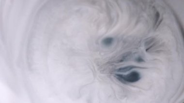 Mürekkep patlaması. Kaynar boya. Sıvı sanat volkanı... beyaz gri siyah emülsiyon... emaye yüzey mermer dokusu... soyut arkaplan açıcı üzerine boya döküyor..