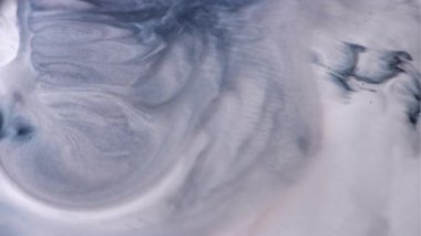 Akrilik boya dökülmüş. Mermer akışı. Grunge soyut dağınık kıvrım sızıntısı bulanık dalga. Enamel gri beyaz siyah mavi boya arkaplanı.