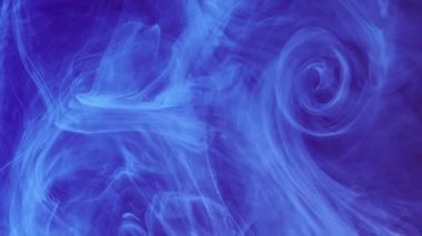 Parlak sis girdabı. Boya suyu akışı. Mavi renk, yüzen buhar dalgası gökyüzü bulutu gibi soyut arkaplan yayıyor..