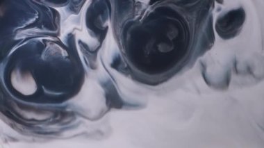 Sanat sıvısı. Boya pigmenti. Odaklanamayan kütle beyaz gri sıvı yüzey yaydı. Kirli sızıntı karışımı kara dalga soyut arkaplanı örtüyor.