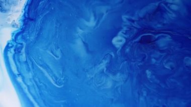 Mermer diş minesi. Boya emülsiyonu. Sanat mavisi damlalar yüzeye dökülür. Sıvı boya sızıntısı soyut arka plan dekoratif girdap sıçraması.