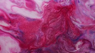 Renkli mermer. Boya karışımı. Pembe menekşe dalgası yüzeyde parıldayan parıltıları yayıyor. Parlak tonlama aşırı fantezi bulanık arkaplan.