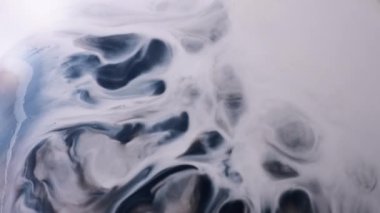 Karışık mürekkep katmanları. Sanat dalgası. Kirli beyaz sıvı yüzeyden fışkıran gri mavi pigment. Odaklanamayan grunge şekilsiz nokta nemi soyut arkaplan.