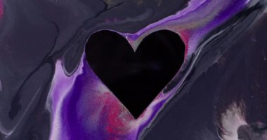 Romantik bir geçmiş. Sevgililer Günü boya kalbi. Odaklanmamış mor mavi çok renkli mürekkep siyah çerçeve deseni soyut karanlık sanat üzerine dökülür.