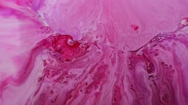 Sihirli damla. Parıltılı bir karışım. Fantezi boya akışı pembe şelale akışı parıldayan mermer dokular soyut odaklanmış arka plan.