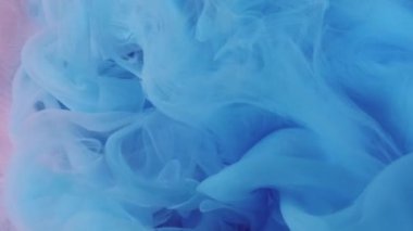 Buhar dokusu. Duman bulutu. Mavi pembe mürekkep, sisli havada süzülen dalgalar, siyah soyut arka planda devinimi gösteriyor..