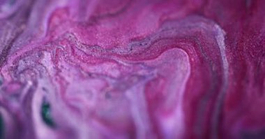 Parıldayan sıvı dökülmüş. Parlak mürekkep dalgası. Odaklanmamış pembe renk parıldayan desen boya karışımı hareket soyut sanat arkaplanı.