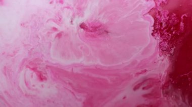 Parlak bir karışım. Parıltı seli. Parlak pembe metal tozları parlatıcı sıvının içinde. Sanat dekoratif tuhaf akış lüksü soyut bir arkaplanı ateşliyor.