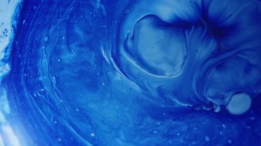 Mermer dökülmüş. Mavi sıçrama. Akrilik dokuya yayılan canlı mürekkep sıvısı. Lav akışı soyut arkaplan çözünmüş karıştırma emülsiyon açıcı.