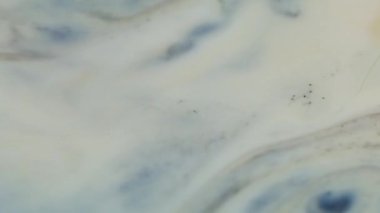 Akrilik taşması. Dalga boyası. Koyu benekli altın parıltılı ışık akıntısı. Çelişkili boya pıhtılarının ortaya çıkması, yüzeyi diş minesi deformasyonu deformasyonuyla yıkaması..