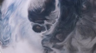 Pigment dökülmüş. Sanat patlaması. Gri, mavi, dağınık, beyaz diş minesi boyası. Soyut lekeli ıslak yüzey çözünmüş kaplama arkaplanı.