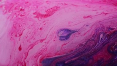Mermer akışı. Boyama genişlemesi. Renkli mürekkep parlatıcısı yüzeysel dekoratif döküntü. Pembe menekşe boya soyut karışım ambiyans çözünmüş arkaplan.