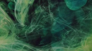 Sihirli sis. Boya sıçraması. Yeşil renkli mürekkep suyu girdaplı duman bulutu koyu siyah soyut sanat arkaplanındaki yıldızı ortaya çıkarıyor.