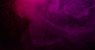 Duman akıntısı. Pürüzsüz sis. Mor pembe boya spreyi loş mistik suda. İpek çözünen pigment bulanıklığı titreşen soyut arkaplan.