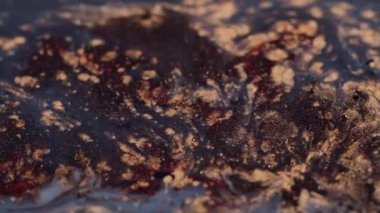 Erimiş sim. Işıldayan akış. Karanlık arka planda soyut kaotik kıvırcık kıvılcımlar kıvılcım saçıyor. Metal kum desenli lüks dekoratif sanat yüzeyi.