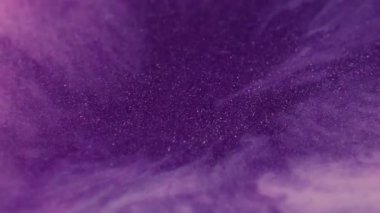 Boyayı yayıyorum. Menekşe karışımı. Metamorfoz renklerinin mor kontrastlı jet difüzyonu. Dalgalı yağmur sızıntısı. Gölge kararması ile genişleme..