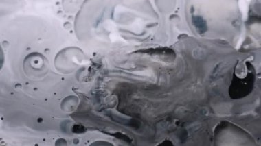 Mürekkep döküldü. Köpük sıvısı. Yağlı akrilik suluboya sanat sıvısı karışım dalgası pürüzsüz doku. Grunge gri siyah beyaz parçacıkları soyut arkaplan yüzeyi.