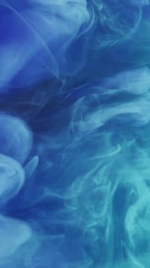 Dikey video. Buhar bulutu. Buhar sisi. Parlak toz parçacıkları fantezi mürekkebi harmanlama hareketli mavi gök mavisi duman yaratıcı soyut sanat arka planı.