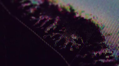 Geçiş boyası. Tahıllı yansımalar. Düz olmayan alev yüzeyinde koyu bir sıvı akıyor. Siyah madde ele geçirildi. Sıvı sızıntısı..