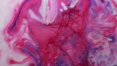 Akrilik dökülmesi. Mermer akışı. Polonyalı mor parlak sıvı dalga yüzeyi soyut karışımı çözünmüş arka plan..