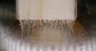 Pigment akışı. Damlayan sanat eserleri. Bej rengi sıvı damlalar dekoratif dikdörtgen şekillerde soyut arkaplanlara dökülüyor. Odaklanmış boyanmış suyu karıştır.