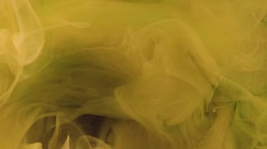 Buhar dalgası. Boya bulutu. Sarı renkli mürekkep suyu harmanı sıçratır. Suyun deseni soyut sanat arka planında yüzer..