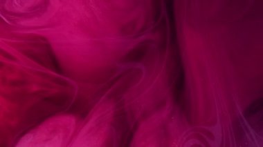 Süzülen bir sis. Mürekkep suyu karışımı. Neon pembe parıltı, sıcak patlama, duman, yüzen doku dalgası, hareket soyut arkaplan yayıyor..