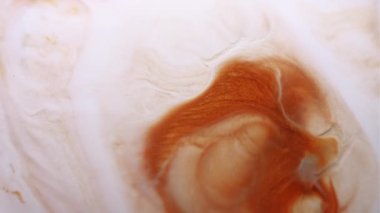 Mürekkep kanıyor. Pigment patlaması. Sıvı sanat volkanı beyaz bakır turuncu emülsiyon diş minesi mermer kaplama açıcı.