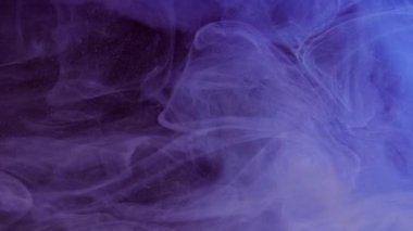 Gece sisi. Boya suyu sıçraması. Neon mavisi renkli sim parçacıkları desen mürekkep dalgası dumanı koyu soyut sanat arka planında yüzüyor.