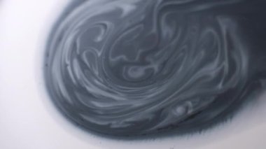 Grunge akışı. Boya genişlemesi. Gri siyah mermer sıvı, beyaz, ıslak, soyut arka plan yüzeyine yayılır. Tek renk çözünmüş serpinti..