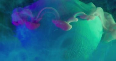 Mürekkep lekesi. Mistik duman. Renkli sisli mat sıvısı oval toz kürenin üzerine şeffaf soyut bulanık su arka planında yumuşak düşüyor.