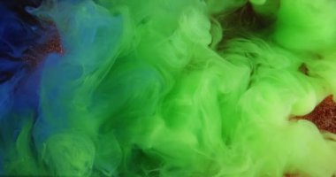 Boya bulutu. Renk dumanı. Odaklanmamış yeşil su altı buharı altın parıltı dokusuna yayılan hareket soyut sanat arkaplanı.